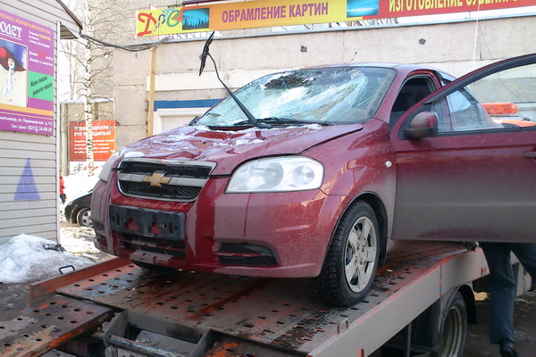 В Сыктывкаре глыба льда обрушилась на три автомобиля