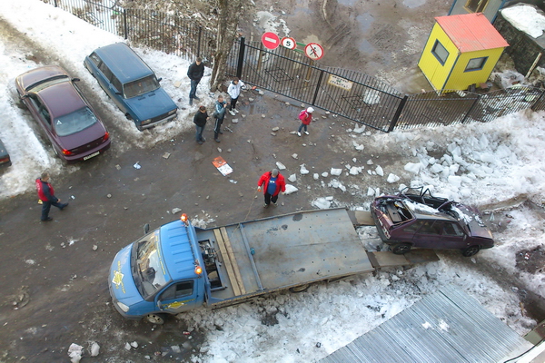 В Сыктывкаре глыба льда обрушилась на три автомобиля