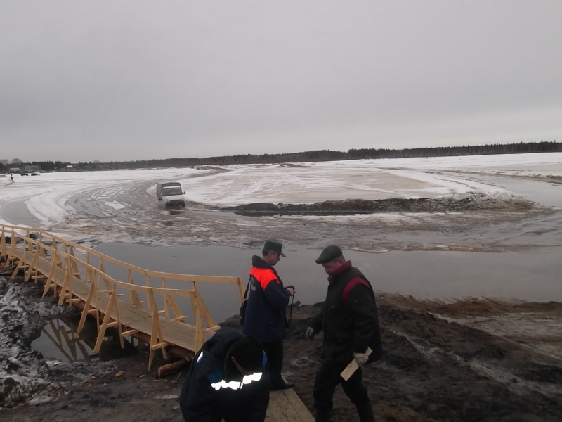 Автомобилисты игнорируют запрещающие знаки на закрытых ледовых переправах