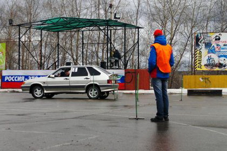 Автомобилисты Сыктывкара показали мастерство вождения в Кировском парке