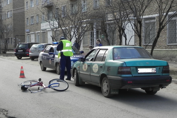 В центре Сыктывкара сбили 13-летнюю велосипедистку