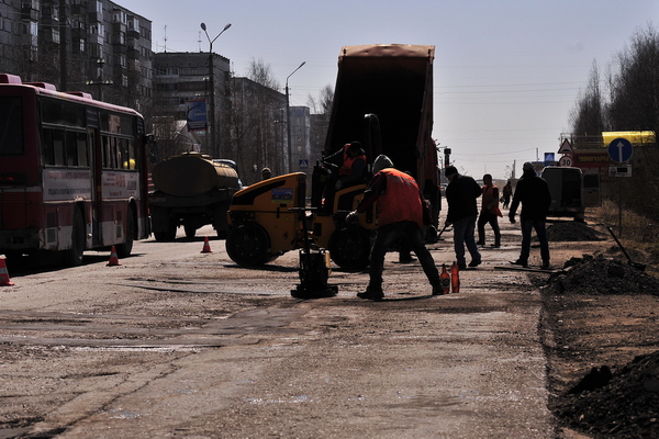 В Эжвинском районе Сыктывкара начался ямочный ремонт дорог