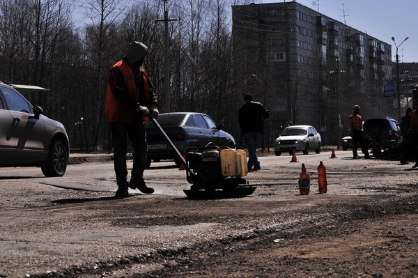 В Эжвинском районе Сыктывкара начался ямочный ремонт дорог