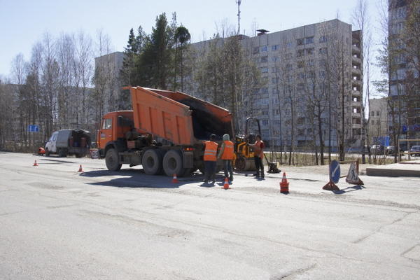 В столице Республики Коми начались первые работы по ремонту дорог