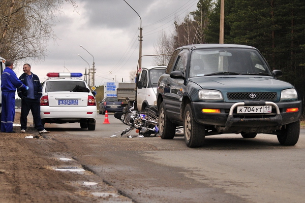 В Сыктывкаре пьяный мотоциклист врезался в иномарку