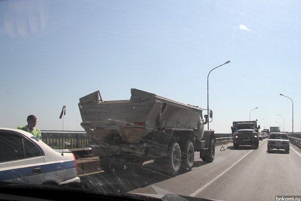 Заклинившие тормоза КрАЗа спровоцировали большую пробку на краснозатонском мосту