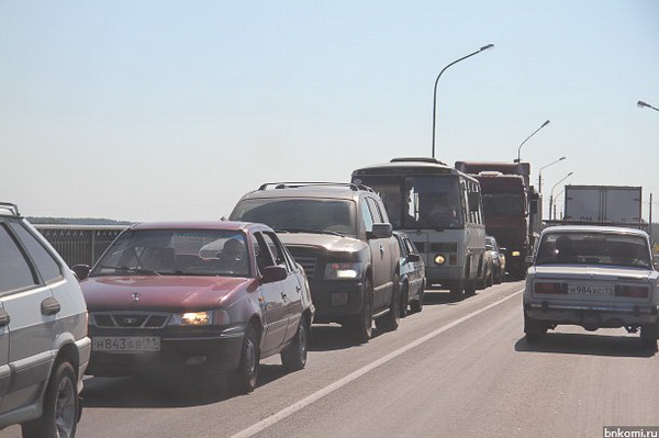 Заклинившие тормоза КрАЗа спровоцировали большую пробку на краснозатонском мосту