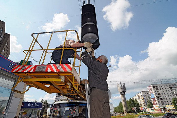 На кольце в центре Сыктывкара начали устанавливать светофоры