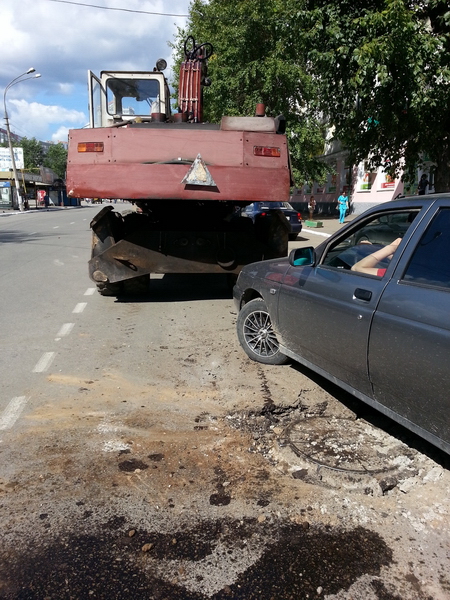 В Сыктывкаре на Первомайской экскаватор вывернул ковшом канализационный люк