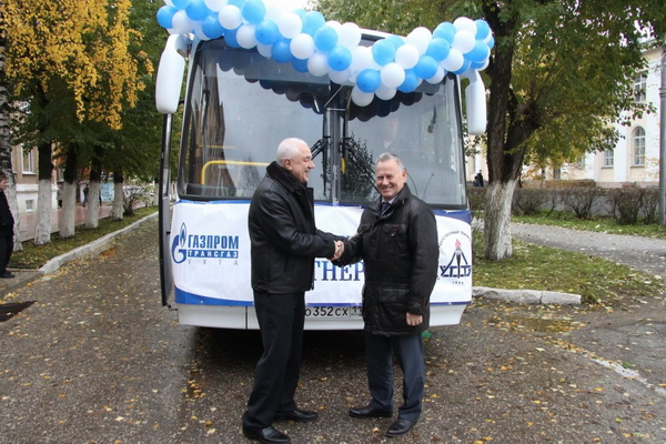 УГТУ к своему 55-летию получил в подарок от газовиков новый автобус
