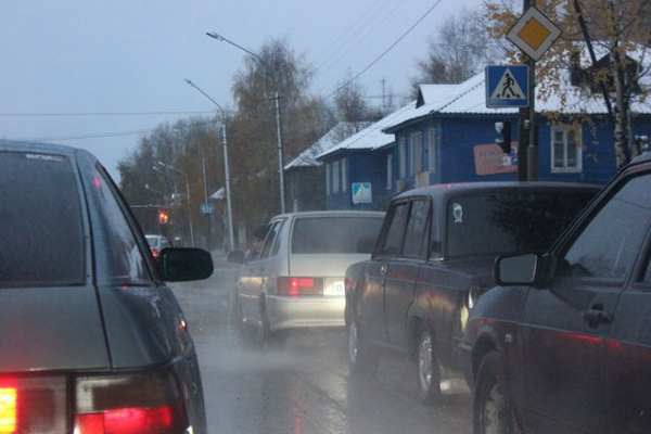 Заниженные автомобили устроили сходку в Сыктывкаре