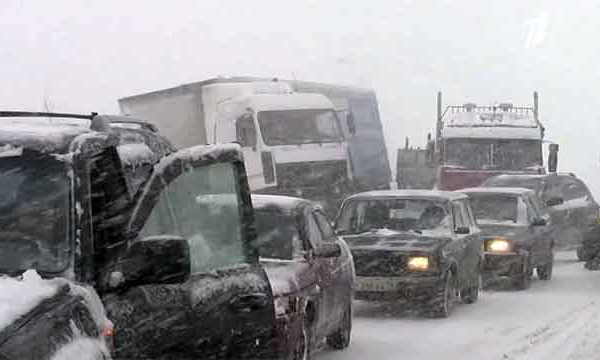 На дорогах Коми из-за снегопада осложняется движение для транспорта