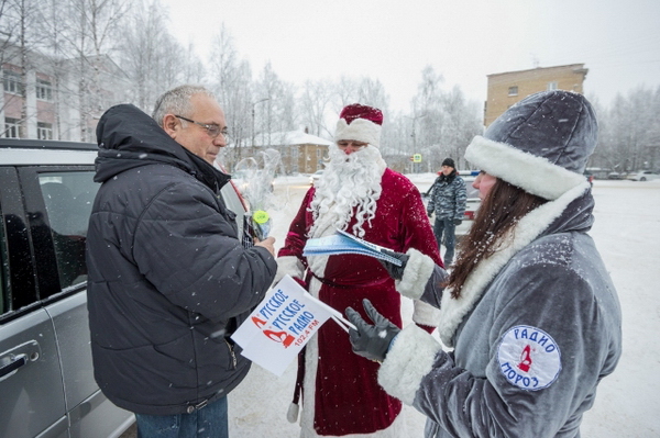 Штрафы и подарки от Деда Мороза вручили водителям в Ухте