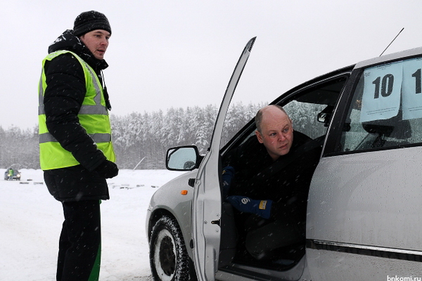 В Сыктывкаре состоялись автосоревнования Ледовые виражи 2014