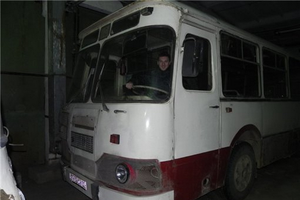 Из гаража на улицу предложил вывести ретро-автобус сыктывкарец Алексей Панюков