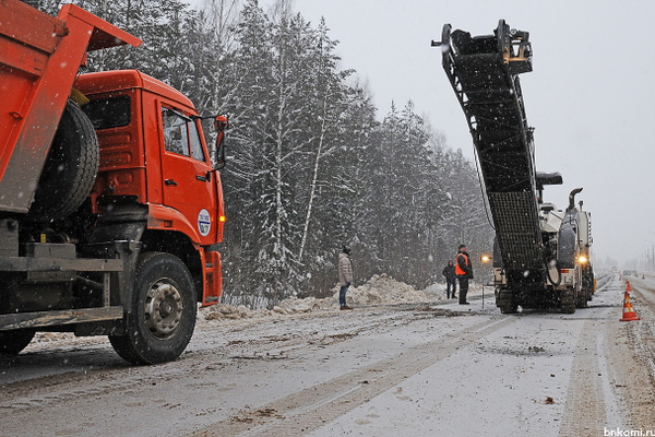 На автодороге Сыктывкар — Ухта начали срезать слой льда и снега