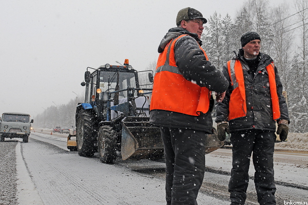 На автодороге Сыктывкар — Ухта начали срезать слой льда и снега
