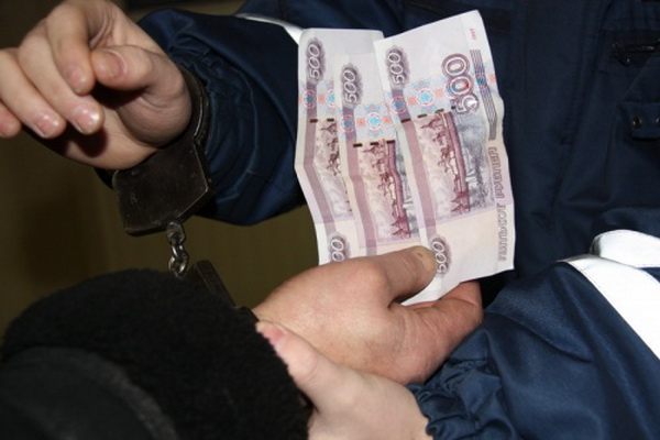 Полицейские Коми задержали водителя большегруза за дачу взятки