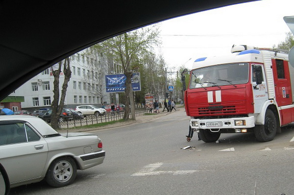 Пожарная машина и Волга не поделили дорогу