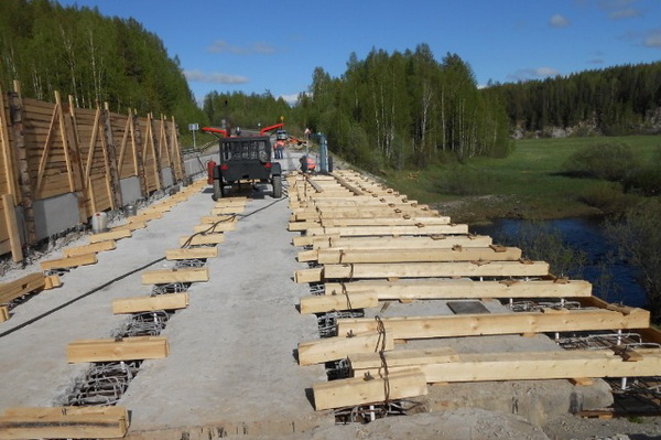 В Ухтинском районе продолжается капитальный ремонт моста через реку Чуть