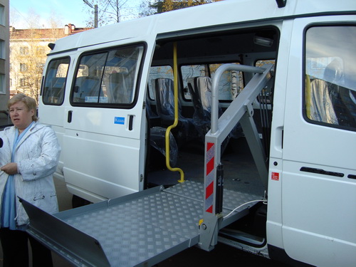В Сыктывкаре презентовали новый автобус для инвалидов