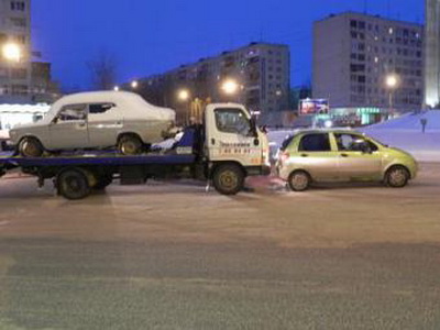 Сыктывкар: Автоэвакуатор врезался в иномарку