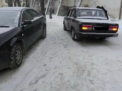 Сыктывкар: Из-за скользкой дороги столкнулись иномарка и «семерка»