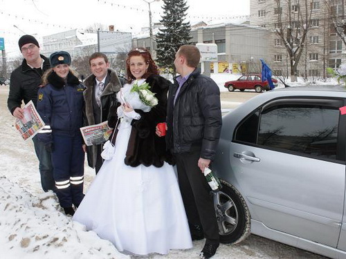 Сотрудники ГИБДД остановили свадебный кортеж 