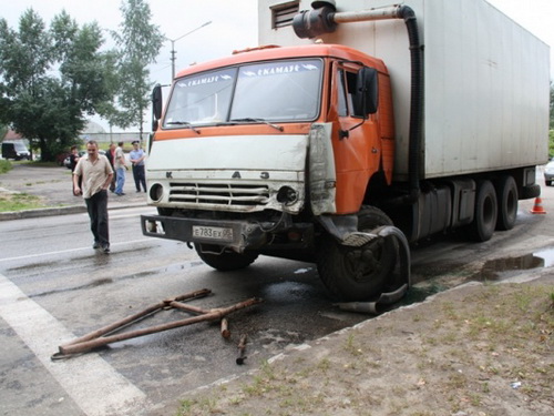 В Сыктывкаре КамАЗ совершил столкновение с автобусом