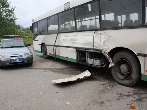В Сыктывкаре КамАЗ совершил столкновение с автобусом