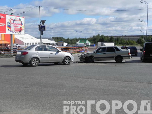 Сыктывкар: Kia выехала на красный сигнал светофора и врезалась в ВАЗ 2115