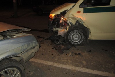 В Сыктывкаре легковушка врезалась в инкассаторскую машину