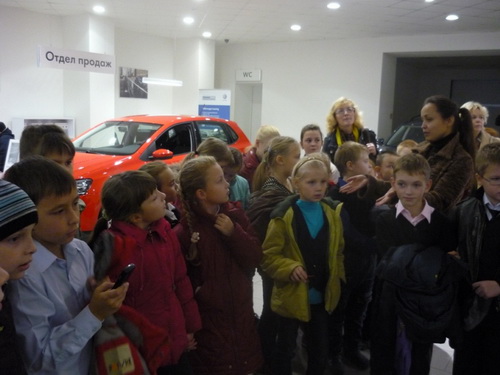 С впечатлениями и подарками ушли из автосалонов компании АлексМоторс третьеклассники сыктывкарской школы 26