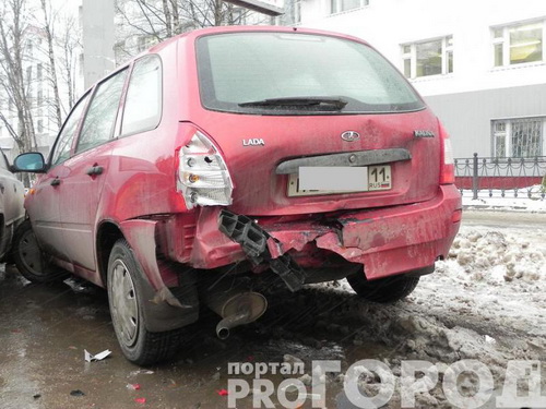Сыктывкар: Митсубиси врезалась в припаркованную Калину