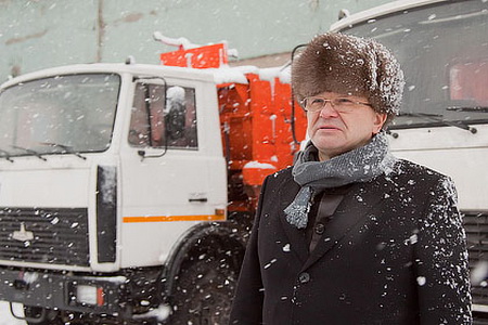 Анатолий Пуро протестировал новенький мусоровоз