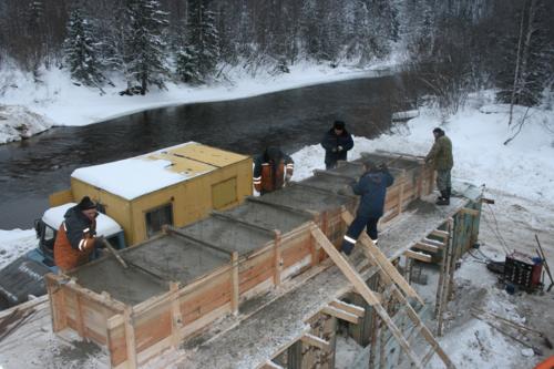 Продолжаются работы по строительству капитальных мостов через реку Вычегда и Ачим