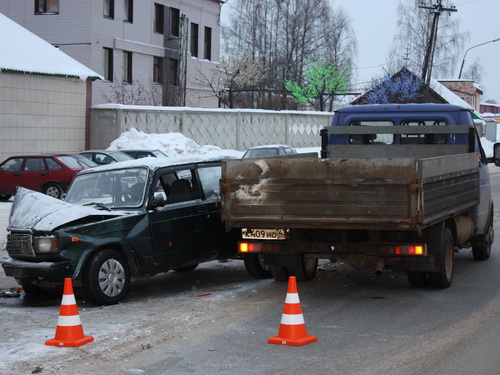 Сыктывкар: на Октябрьском в ДТП столкнулись 5 машин 