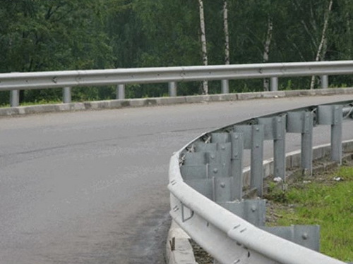 В Княжпогостском районе по требованию прокуратуры в нормативное состояние будут приведены барьерные ограждения на трассе Сыктывкар – Ухта