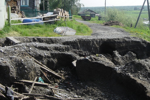 Более 2000 кубометров грунта понадобилось, чтобы привести в порядок сельские дороги, размытые сильным июньским ливнем в Усинском районе