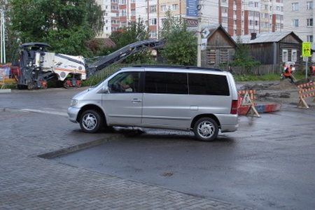 Из-за ремонта дороги в Сыктывкаре машины ездят по тротуарам