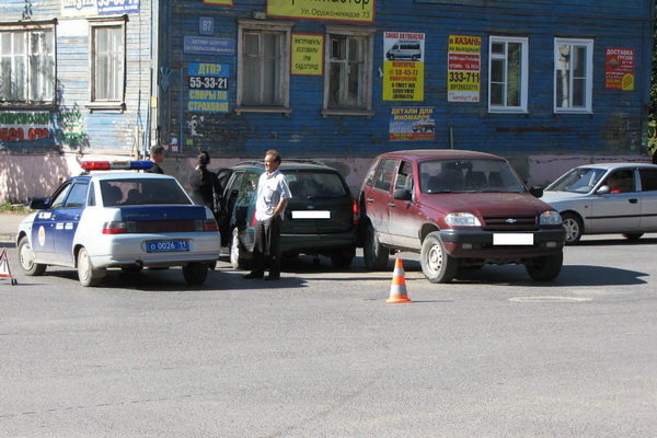 В Сыктывкаре два автомобиля столкнулись на перекрестке