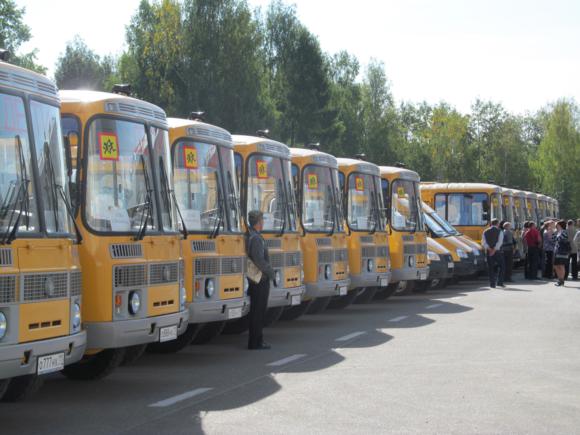 Вячеслав Гайзер отправил в добрый путь 17 новых школьных автобусов