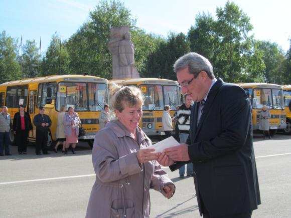 Вячеслав Гайзер отправил в добрый путь 17 новых школьных автобусов