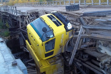 Самосвал развалил мост в Усть-Куломском районе, повиснув над рекой