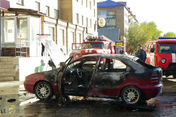 В центре Ухты сгорел автомобиль
