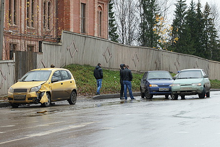 Водитель ВАЗа спровоцировал тройное ДТП в центре Сыктывкара