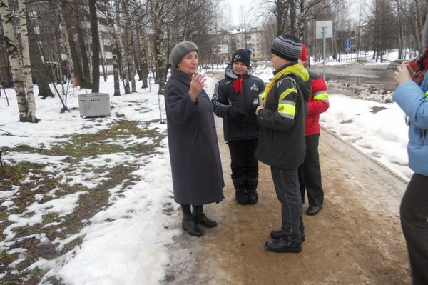 Сыктывкарские школьники объясняли прохожим, как правильно переходить дорогу